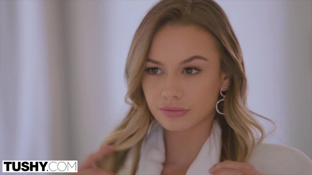 Анальное долбление горячей сучки с игрушками